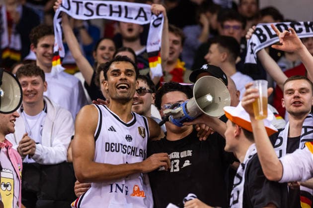 GER, FIBA Basketball World Cup 2027, European Qualifiers, Germany Croatia 01 03 2026, Telekom Dome, Bonn, GER, FIBA Basketball World Cup 2027, European Qualifiers, Germany Croatia Oscar da Silva Germany, No1 celebrates with the fans Â Photo Alexander Trienitz Bonn Telekom Dome North Rhine-Westphalia Germany