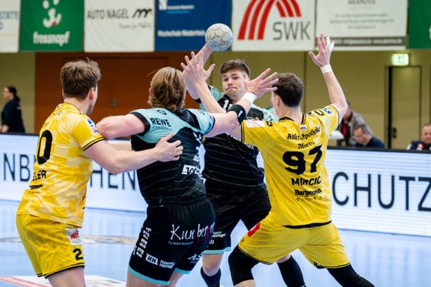 Krefeld, 01 03 2026, Handball, Men, 2 Bundesliga, 22 Matchday, 2025 2026 HSG Krefeld Niederrhein HC Oppenweiler Backnang Nick Fröhlich HC Oppenweiler Backnang, 10 trying to pass to Lukas Süsser HC Oppenweiler Backnang, 74 and Matija Mircic HSG Krefeld Niederrhein, 97 tries to prevent this Krefeld Glockenspitzhalle NRW Germany