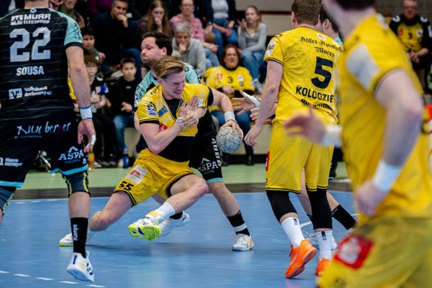 Krefeld, 01 03 2026, Handball, Men, 2 Bundesliga, 22 Matchday, 2025 2026 HSG Krefeld Niederrhein HC Oppenweiler Backnang Niklas Ingenpaß HSG Krefeld Niederrhein, 55 in duel with Felix Klingler HC Oppenweiler Backnang, 24 Krefeld Glockenspitzhalle NRW Germany