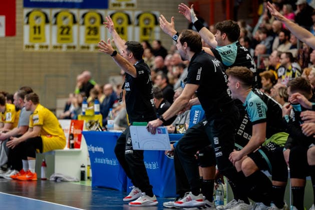 Krefeld, 01 03 2026, Handball, Men, 2 Bundesliga, 22 Matchday, 2025 2026 HSG Krefeld Niederrhein HC Oppenweiler Backnang Excitement on the bench of the guests from Oppenweiler Backnang Krefeld Glockenspitzhalle NRW Germany