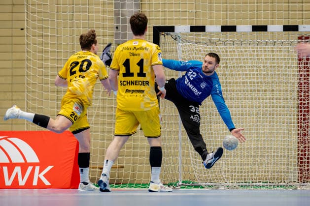 Krefeld, 01 03 2026, Handball, Men, 2 Bundesliga, 22 Matchday, 2025 2026 HSG Krefeld Niederrhein HC Oppenweiler Backnang Lukas Siegler HSG Krefeld Niederrhein, 20 on goal throw against Janis Boieck HC Oppenweiler Backnang, 32 Krefeld Glockenspitzhalle NRW Germany