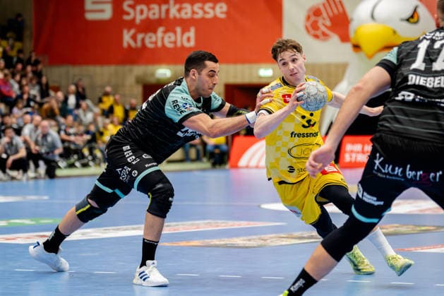 Krefeld, 01 03 2026, Handball, Men, 2 Bundesliga, 22 Matchday, 2025 2026 HSG Krefeld Niederrhein HC Oppenweiler Backnang Marvin Kix HSG Krefeld Niederrhein, 7 in duel with Ruben Sousa HC Oppenweiler Backnang, 22 Krefeld Glockenspitzhalle NRW Germany