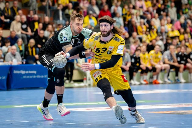 Krefeld, 01 03 2026, Handball, Men, 2 Bundesliga, 22 Matchday, 2025 2026 HSG Krefeld Niederrhein HC Oppenweiler Backnang Julius Rose HSG Krefeld Niederrhein, 63 wins duel against Niklas Diebel HC Oppenweiler Backnang, 17 Krefeld Glockenspitzhalle NRW Germany