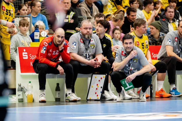 Krefeld, 01 03 2026, Handball, Men, 2 Bundesliga, 22 Matchday, 2025 2026 HSG Krefeld Niederrhein HC Oppenweiler Backnang Mark Schmetz HSG Krefeld Niederrhein, coach, left with time out card in hand and Chris Oploh HSG Krefeld Niederrhein, co-coach with tactics board and Pau Guitart HSG Krefeld Niederrhein Niederrhein, 12 on the players bench Krefeld Glockenspitzhalle NRW Germany