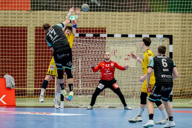Krefeld, 01 03 2026, Handball, Men, 2 Bundesliga, 22 Matchday, 2025 2026 HSG Krefeld Niederrhein HC Oppenweiler Backnang Niklas Diebel HC Oppenweiler Backnang, 17 throwing from the back against the block of Lucas Schneider HSG Krefeld Niederrhein, 11 and in goal Pau Guitart HSG Krefeld Niederrhein Niederrhein, 12 Krefeld Glockenspitzhalle NRW Germany