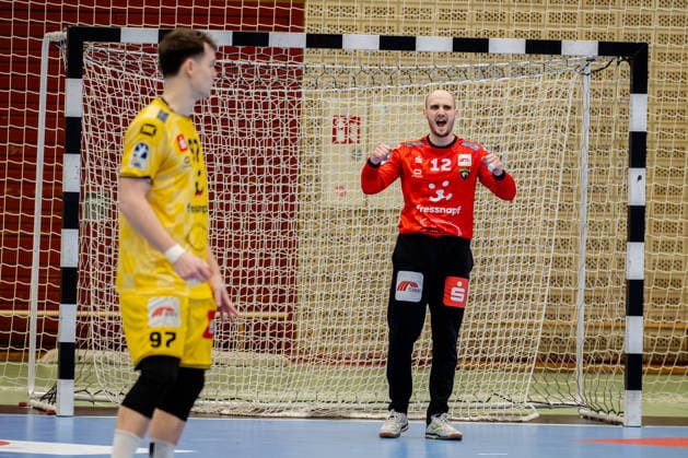 Krefeld, 01 03 2026, Handball, Men, 2 Bundesliga, 22 Matchday, 2025 2026 HSG Krefeld Niederrhein HC Oppenweiler Backnang Pau Guitart HSG Krefeld Niederrhein Niederrhein, 12 cheers for a parade Krefeld Glockenspitzhalle NRW Germany