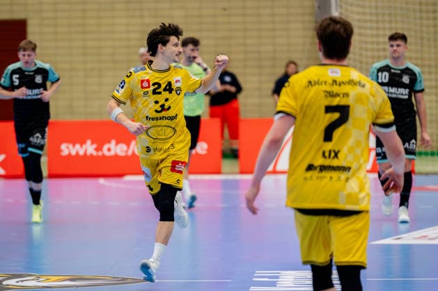 Krefeld, 01 03 2026, Handball, Men, 2 Bundesliga, 22 Matchday, 2025 2026 HSG Krefeld Niederrhein HC Oppenweiler Backnang Cedric Marquardt HSG Krefeld Niederrhein, 24 cheers after the goal Krefeld Glockenspitzhalle NRW Germany