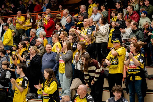 Krefeld, 01 03 2026, Handball, Men, 2 Bundesliga, 22 Matchday, 2025 2026 HSG Krefeld Niederrhein HC Oppenweiler Backnang Krefeld fans applaud the team Krefeld Glockenspitzhalle NRW Germany