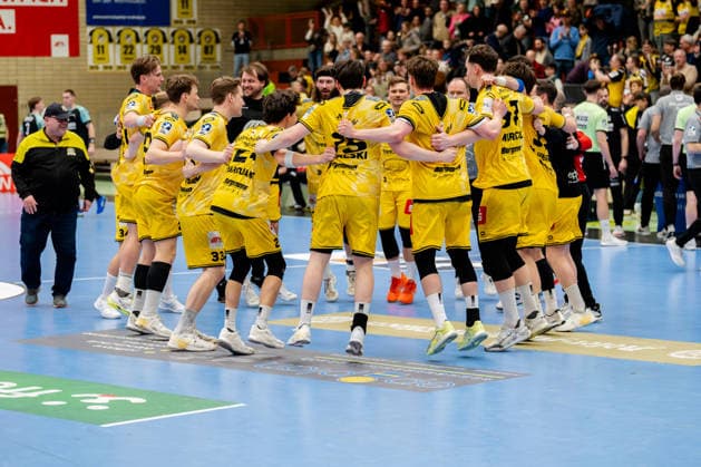 Krefeld, 01 03 2026, Handball, Men, 2 Bundesliga, 22 Matchday, 2025 2026 HSG Krefeld Niederrhein HC Oppenweiler Backnang Krefeld team in the hopping circle after the victory Krefeld Glockenspitzhalle NRW Germany