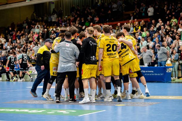 Krefeld, 01 03 2026, Handball, Men, 2 Bundesliga, 22 Matchday, 2025 2026 HSG Krefeld Niederrhein HC Oppenweiler Backnang Krefeld team in the circle after the victory Krefeld Glockenspitzhalle NRW Germany