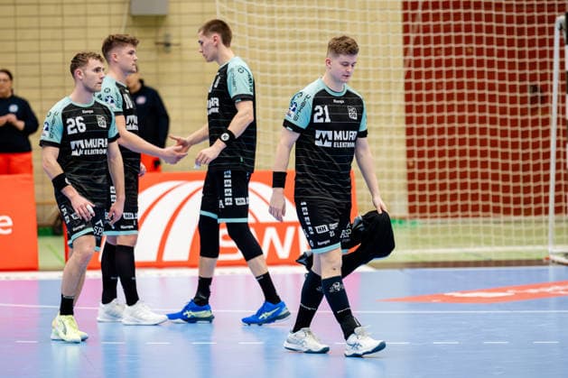 Krefeld, 01 03 2026, Handball, Men, 2 Bundesliga, 22 Matchday, 2025 2026 HSG Krefeld Niederrhein HC Oppenweiler Backnang Disappointed faces of Martin Schmiedt HC Oppenweiler Backnang, 21, right and Paul Krügele HC Oppenweiler Backnang, 26, left after the defeat Krefeld Glockenspitzhalle NRW Germany