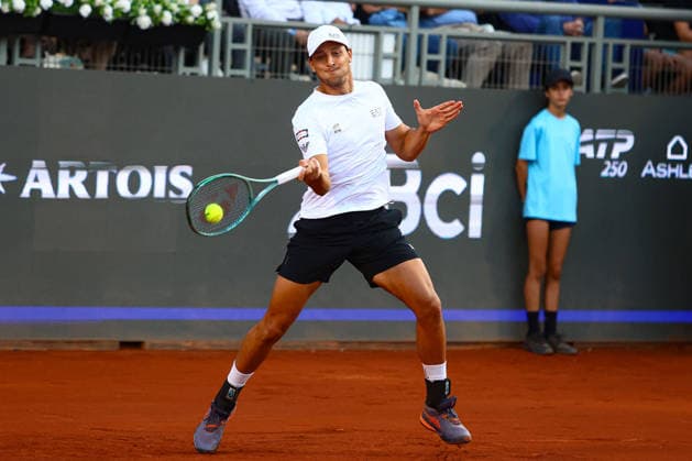 Tenis, Yannick Hanfmann vs Luciano Darderi El tenista Luciano Darderi de Italia regresa la bola en contra de Yannick Hanfmann de Alemania por el ATP, Tennis Herren 250 de Santiago 2026 en el Club Deportivo San Carlos de Apoquindo en Santiago, Chile. 01 03 2026 Matias Salas Photosport Tennis, Yannick Hanfmann vs Luciano Darderi The tennis player Luciano Darderi de Italy return the ball against of Yannick Hanfmann de Germany in the match for the ATP 250 Santiago 2026 at the Club Deportivo San Carlos de Apoquindo in Santiago, Chile.01 03 2026 Matias Salas Photosport Yannick Hanfmann vs Luciano Darderi, Final ATP 250 Santiago 2026 