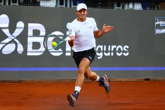 Tenis, Yannick Hanfmann vs Luciano Darderi El tenista Luciano Darderi de Italia regresa la bola en contra de Yannick Hanfmann de Alemania por el ATP, Tennis Herren 250 de Santiago 2026 en el Club Deportivo San Carlos de Apoquindo en Santiago, Chile. 01 03 2026 Matias Salas Photosport Tennis, Yannick Hanfmann vs Luciano Darderi The tennis player Luciano Darderi de Italy return the ball against of Yannick Hanfmann de Germany in the match for the ATP 250 Santiago 2026 at the Club Deportivo San Carlos de Apoquindo in Santiago, Chile.01 03 2026 Matias Salas Photosport Yannick Hanfmann vs Luciano Darderi, Final ATP 250 Santiago 2026 