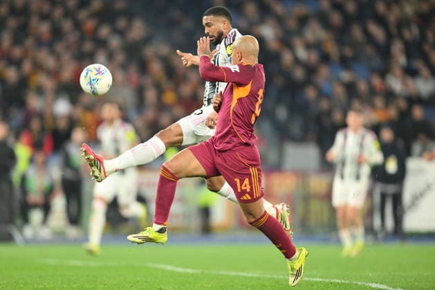 AS Roma v Juventus FC - Serie A ROME, ITALY - March 1 : Lloyd Kelly (L) of Juventus FC in action against Donyell Malen (R) of AS Roma during the Serie A soccer match between AS Roma and Juventus FC at Stadio Olimpico on March 1,2026 in Rome Italy Claudio Pasquazi Anadolu Rome Italy. Editorial use only. Please get in touch for any other usage.  Copyright: x2026xAnadoluxClaudioxPasquazix