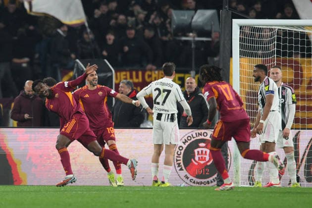 CALCIO - Serie A - AS Roma vs Juventus FC Evan Ndicka of AS Roma celebrates after scoring goal in the 54th minute for 2-1 during the match of 27th day of the Serie A Championship between A.S.Roma and F.C. Juventus at the Olimpico Stadium on Mar 1, 2026 in Rome, Italy. during AS Roma vs Juventus FC, Italian soccer Serie A match in Rome, Italy, March 01 2026 Rome Italy  Copyright: xIPAxSport ABACAx