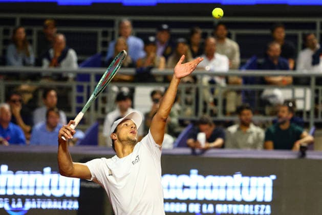 Tenis, Yannick Hanfmann vs Luciano Darderi El tenista Luciano Darderi de Italia regresa la bola en contra de Yannick Hanfmann de Alemania por el ATP, Tennis Herren 250 de Santiago 2026 en el Club Deportivo San Carlos de Apoquindo en Santiago, Chile. 01 03 2026 Matias Salas Photosport Tennis, Yannick Hanfmann vs Luciano Darderi The tennis player Luciano Darderi de Italy return the ball against of Yannick Hanfmann de Germany in the match for the ATP 250 Santiago 2026 at the Club Deportivo San Carlos de Apoquindo in Santiago, Chile.01 03 2026 Matias Salas Photosport Yannick Hanfmann vs Luciano Darderi, Final ATP 250 Santiago 2026 
