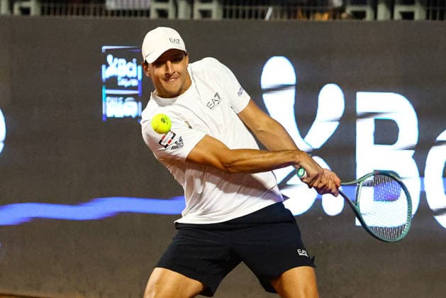 Tenis, Yannick Hanfmann vs Luciano Darderi El tenista Luciano Darderi de Italia regresa la bola en contra de Yannick Hanfmann de Alemania por el ATP, Tennis Herren 250 de Santiago 2026 en el Club Deportivo San Carlos de Apoquindo en Santiago, Chile. 01 03 2026 Matias Salas Photosport Tennis, Yannick Hanfmann vs Luciano Darderi The tennis player Luciano Darderi de Italy return the ball against of Yannick Hanfmann de Germany in the match for the ATP 250 Santiago 2026 at the Club Deportivo San Carlos de Apoquindo in Santiago, Chile.01 03 2026 Matias Salas Photosport Yannick Hanfmann vs Luciano Darderi, Final ATP 250 Santiago 2026 