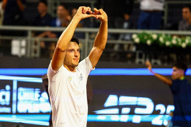 Tenis, Yannick Hanfmann vs Luciano Darderi El tenista Luciano Darderi de Italia celebra el triunfo en contra de Yannick Hanfmann de Alemania por el ATP, Tennis Herren 250 de Santiago 2026 en el Club Deportivo San Carlos de Apoquindo en Santiago, Chile. 01 03 2026 Matias Salas Photosport Tennis, Yannick Hanfmann vs Luciano Darderi The tennis player Luciano Darderi de Italy celebrates his victory against of Yannick Hanfmann de Germany in the match for the ATP 250 Santiago 2026 at the Club Deportivo San Carlos de Apoquindo in Santiago, Chile. 01 03 2026 Matias Salas Photosport Yannick Hanfmann vs Luciano Darderi, Final ATP 250 Santiago 2026 