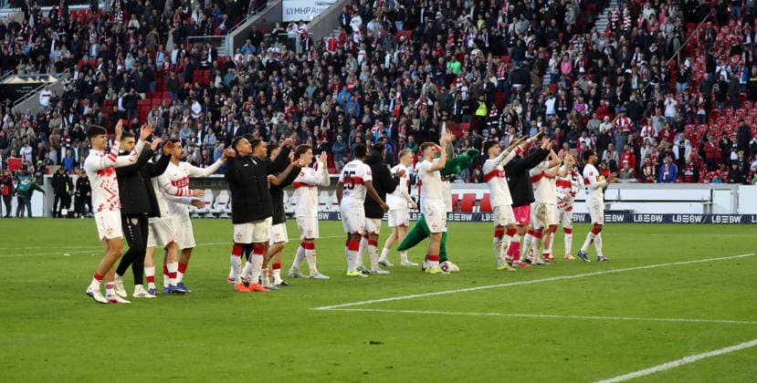 01 03 26 VfB Stuttgart VfL Wolfsburg Germany, Stuttgart, 01 03 2026, Football, Bundesliga, Season 2025 2026, VfB Stuttgart VfL Wolfsburg 4 0 Team Team players Stuttgart final cheer in front of the fans Cannstatter Kurve