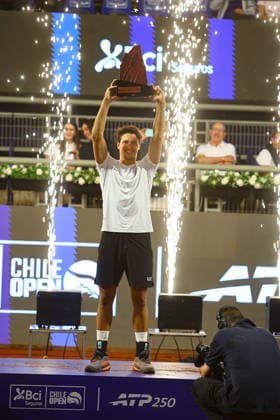 Tenis, Yannick Hanfmann vs Luciano Darderi El tenista Luciano Darderi de Italia levanta el trofeo de campeon del ATP, Tennis Herren 250 de Santiago 2026 en el Club Deportivo San Carlos de Apoquindo en Santiago, Chile. 01 03 2026 Matias Salas Photosport Tennis, Yannick Hanfmann vs Luciano Darderi Italian tennis player Luciano Darderi lifts the ATP 250 Santiago 2026 champion s trophy at the San Carlos de Apoquindo Sports Club in Santiago, Chile. 01 03 2026 Matias Salas Photosport Yannick Hanfmann vs Luciano Darderi, Final ATP 250 Santiago 2026 