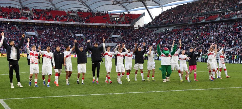 01 03 26 VfB Stuttgart VfL Wolfsburg Germany, Stuttgart, 01 03 2026, Football, Bundesliga, Season 2025 2026, VfB Stuttgart VfL Wolfsburg 4 0 Team Team players Stuttgart final cheer in front of the fans Cannstatter Kurve