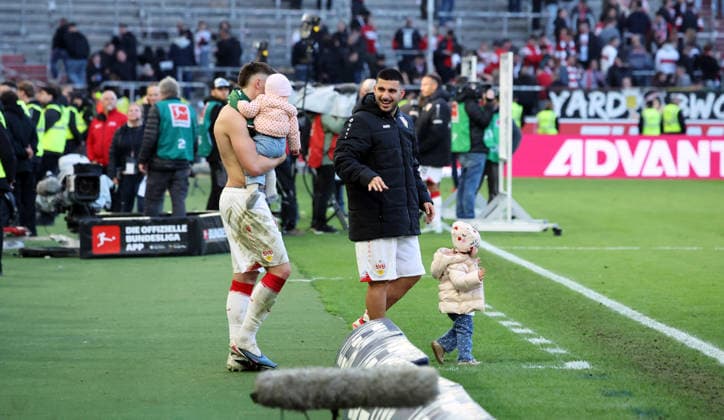 01 03 26 VfB Stuttgart VfL Wolfsburg Germany, Stuttgart, 01 03 2026, Football, Bundesliga, Season 2025 2026, VfB Stuttgart VfL Wolfsburg 4 0 f l Ermedin Demirovic, Deniz Undav both VfB Stuttgart with their children