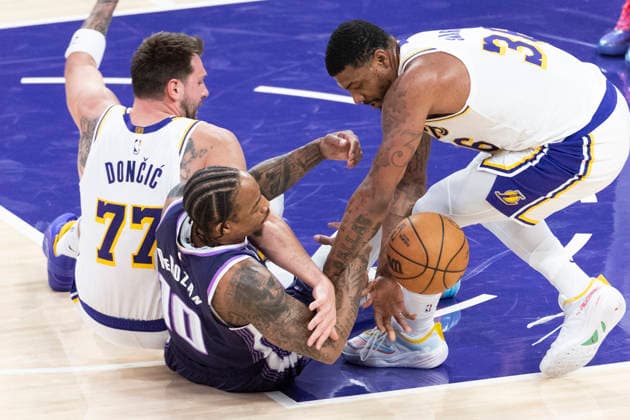 March 1, 2026, Los Angeles, California, USA: Sacramento KingsÃ¢â‚¬â ¢ DeMar DeRozan (10) vines for the ball against Los Angeles LakersÃ¢â‚¬â ¢ Luka DonÄÂiÄ¡ (77) and Marcus Smart (36)during an NBA, Basketball Herren, USA basketball game at Crypto.com Arena on Sunday, March 1, 2026 in Los Angeles. NBA 2026: Kings Vs Lakers  - ZUMAc68_ 20260301_zaf_c68_015 Copyright: xRingoxChiux