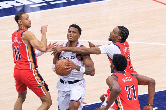 March 1, 2026, Inglewood, California, USA: Bennedict Mathurin 9 of the Los Angeles Clippers tries to drive in-between Bryce McGowens 11 and Herbert Jones 2 of the New Orleans Pelicans during their 2026 NBA, Basketball Herren, USA regular season game on Sunday March 1, 2026 at Intuit Dome Arena in Inglewood, California. JAVIER ROJAS PI Clippers Vs. Pelicans  - ZUMAp124 20260301_zaa_p124_007 Copyright: xJavierxRojasx