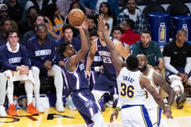 March 1, 2026, Los Angeles, California, USA: Sacramento KingsÃ¢â‚¬â ¢ Malik Monk (0) shoots against Los Angeles LakersÃ¢â‚¬â ¢ Marcus Smart (36) during an NBA, Basketball Herren, USA basketball game at Crypto.com Arena on Sunday, March 1, 2026 in Los Angeles. NBA 2026: Kings Vs Lakers  - ZUMAc68_ 20260301_zaf_c68_023 Copyright: xRingoxChiux