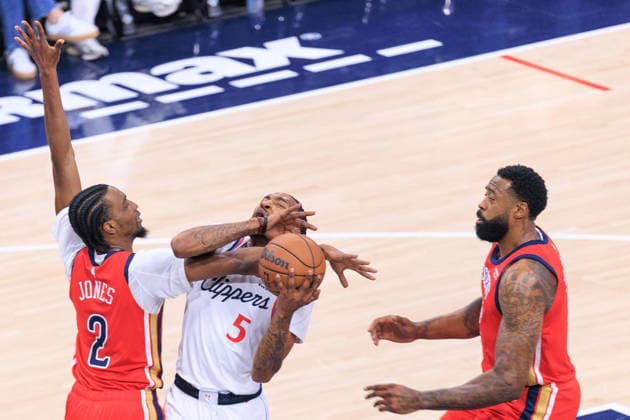 March 1, 2026, Inglewood, California, USA: Derrick Jones Jr. 5 of the Los Angeles Clippers is stopped by Herbert Jones 2 of the New Orleans Pelicans as he drives to the basket during their 2026 NBA, Basketball Herren, USA regular season game on Sunday March 1, 2026 at Intuit Dome Arena in Inglewood, California. JAVIER ROJAS PI Inglewood USA - ZUMAp124 20260301_zaa_p124_014 Copyright: xJavierxRojasx