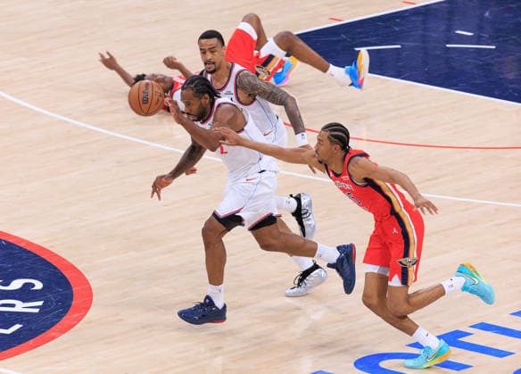 March 1, 2026, Inglewood, California, USA: Kawhi Leonard 2 of the Los Angeles Clippers steals the ball from Trey Murphy III 25 of the New Orleans Pelicans during their 2026 NBA, Basketball Herren, USA regular season game on Sunday March 1, 2026 at Intuit Dome Arena in Inglewood, California. JAVIER ROJAS PI Clippers Vs. Pelicans  - ZUMAp124 20260301_zaa_p124_032 Copyright: xJavierxRojasx