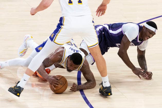 March 1, 2026, Los Angeles, California, USA: Los Angeles LakersÃ¢â‚¬â ¢ Marcus Smart (36) and Sacramento KingsÃ¢â‚¬â ¢ Daeqwon Plowden (29) vie for the ball during an NBA, Basketball Herren, USA basketball game at Crypto.com Arena on Sunday, March 1, 2026 in Los Angeles. Los Angeles USA - ZUMAc68_ 20260301_zaf_c68_047 Copyright: xRingoxChiux