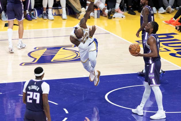March 1, 2026, Los Angeles, California, USA: Los Angeles LakersÃ¢â‚¬â ¢ LeBron James (23) celebrates after scoring against the Sacramento Kings during an NBA, Basketball Herren, USA basketball game at Crypto.com Arena on Sunday, March 1, 2026 in Los Angeles. NBA 2026: Lakers 128 : 104 Kings  - ZUMAc68_ 20260301_zaf_c68_041 Copyright: xRingoxChiux