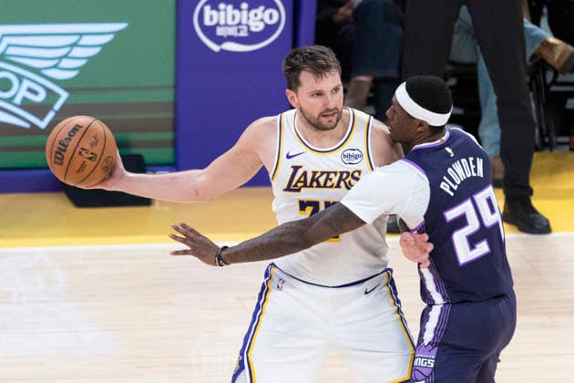 March 1, 2026, Los Angeles, California, USA: Los Angeles LakersÃ¢â‚¬â ¢ Luka DonÄÂiÄ¡ (77) is defended by Sacramento KingsÃ¢â‚¬â ¢ Daeqwon Plowden (29) during an NBA, Basketball Herren, USA basketball game at Crypto.com Arena on Sunday, March 1, 2026 in Los Angeles. NBA 2026: Lakers 128 : 104 Kings  - ZUMAc68_ 20260301_zaf_c68_055 Copyright: xRingoxChiux