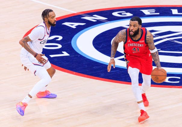 March 1, 2026, Inglewood, California, USA: Derrick Jones Jr. 5 of the Los Angeles Clippers guards against Saddiq Bey 41 of the New Orleans Pelicans during their 2026 NBA, Basketball Herren, USA regular season game on Sunday March 1, 2026 at Intuit Dome Arena in Inglewood, California. JAVIER ROJAS PI Clippers Vs. Pelicans  - ZUMAp124 20260301_zaa_p124_042 Copyright: xJavierxRojasx