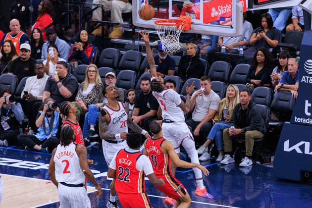 March 1, 2026, Inglewood, California, USA: Derrick Jones Jr. 5 of the Los Angeles Clippers puts up a layup during their 2026 NBA, Basketball Herren, USA regular season game against the New Orleans Pelicans on Sunday March 1, 2026 at Intuit Dome Arena in Inglewood, California. JAVIER ROJAS PI Inglewood USA - ZUMAp124 20260301_zaa_p124_046 Copyright: xJavierxRojasx