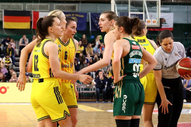DEU, easyCredit DBBL, ALBA vs Rutronik Stars Keltern, 01 03 2026, Soemmeringhalle, Berlin, DEU, easyCredit DBBL, ALBA vs Rutronik Stars Keltern, in the picture ALBA players circle, Lena Gohlisch ALBA Berlin 12 , Karina Konstantinova Rutronik Stars Keltern 33 nordphotoxGmbHx xEngler nph00076