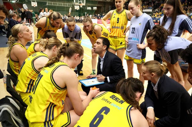 DEU, easyCredit DBBL, ALBA vs Rutronik Stars Keltern, 01 03 2026, Soemmeringhalle, Berlin, DEU, easyCredit DBBL, ALBA vs Rutronik Stars Keltern, in the picture head coach Cristo Cabrera ALBA Berlin , ALBA players circle nordphotoxGmbHx xEngler nph00076