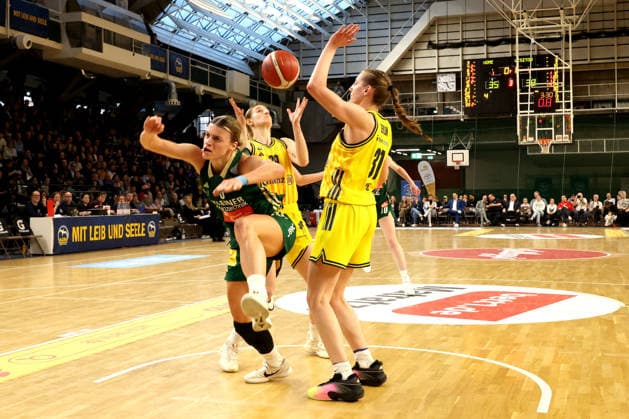 DEU, easyCredit DBBL, ALBA vs Rutronik Stars Keltern, 01 03 2026, Soemmeringhalle, Berlin, DEU, easyCredit DBBL, ALBA vs Rutronik Stars Keltern, pictured Alina Hartmann ALBA Berlin 29 , Abby Muse ALBA Berlin 31 , ALEXANDRA WILKE Rutronik Stars Keltern 3 nordphotoxGmbHx xEngler nph00076