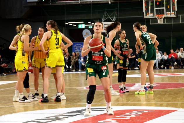 DEU, easyCredit DBBL, ALBA vs Rutronik Stars Keltern, 01 03 2026, Soemmeringhalle, Berlin, DEU, easyCredit DBBL, ALBA vs Rutronik Stars Keltern, in the picture free throw by ALEXANDRA WILKE Rutronik Stars Keltern 3 , ALBA players circle, Keltern players circle nordphotoxGmbHx xEngler nph00076
