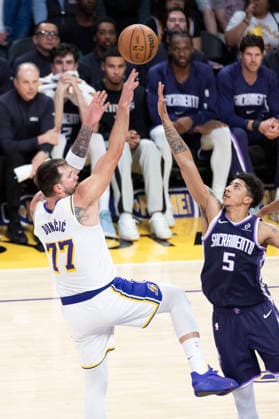 (260302) -- LOS ANGELES, March 2, 2026 -- Los Angeles Lakers Luka Doncic (L) shoots against Sacramento Kings Nique Clifford during the 2025-2026 NBA, Basketball Herren, USA regular season basketball game between Los Angeles Lakers and Sacramento Kings in Los Angeles, the United States, March 1, 2026. (Photo by Xinhua) (SP) U.S.-LOS ANGELES-BASKETBALL-NBA-LAKERS VS KINGS RingoxChiu 
