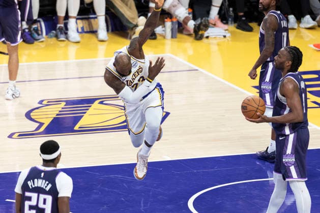 (260302) -- LOS ANGELES, March 2, 2026 -- Los Angeles Lakers LeBron James (C) celebrates after scoring during the 2025-2026 NBA, Basketball Herren, USA regular season basketball game between Los Angeles Lakers and Sacramento Kings in Los Angeles, the United States, March 1, 2026. (Photo by Xinhua) (SP) U.S.-LOS ANGELES-BASKETBALL-NBA-LAKERS VS KINGS RingoxChiu 