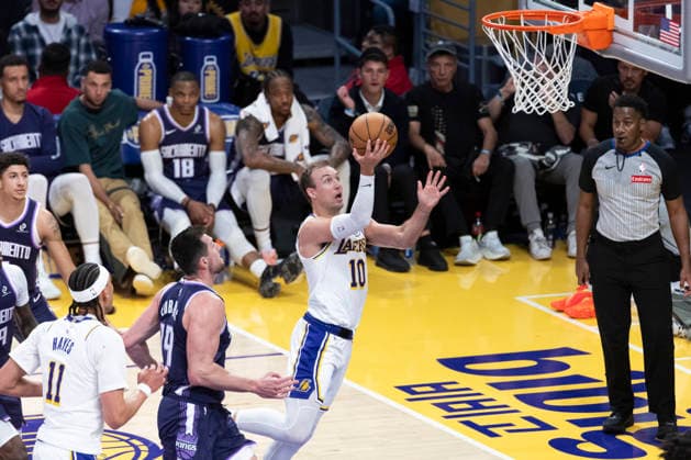 (260302) -- LOS ANGELES, March 2, 2026 -- Los Angeles Lakers Luke Kennard (R, front) goes to the basket during the 2025-2026 NBA, Basketball Herren, USA regular season basketball game between Los Angeles Lakers and Sacramento Kings in Los Angeles, the United States, March 1, 2026. (Photo by Xinhua) (SP) U.S.-LOS ANGELES-BASKETBALL-NBA-LAKERS VS KINGS RingoxChiu 