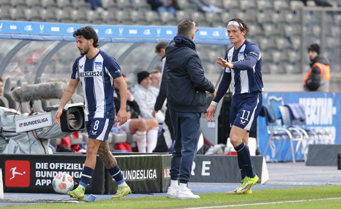Substitution Kevin Sessa, Fabian Reese high-fives with coach Stefan Leitl Sport Soccer Football DFL 2 Bundesliga Men 24 Matchday Season 2025 2026 01 03 2026 Hertha BSC Berlin vs 1 FC Nürnberg FCN DFL regulations prohibit any use of photographs as image sequences and or quasi video