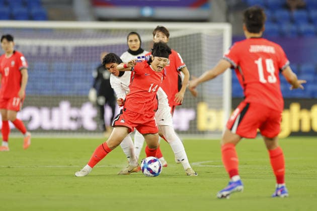 Zahra Ghanbari (9 IR Iran) battles for the ball with Jung Min-Young (14 Korea Republic) during the Womens Asian Cup match between Korea Republic and Islamic Republic of Iran at the Gold Coast Stadium in Robina, Australia Copyright: xMatthewxStarlingx xSPPx Sportspressphoto_SPR99819