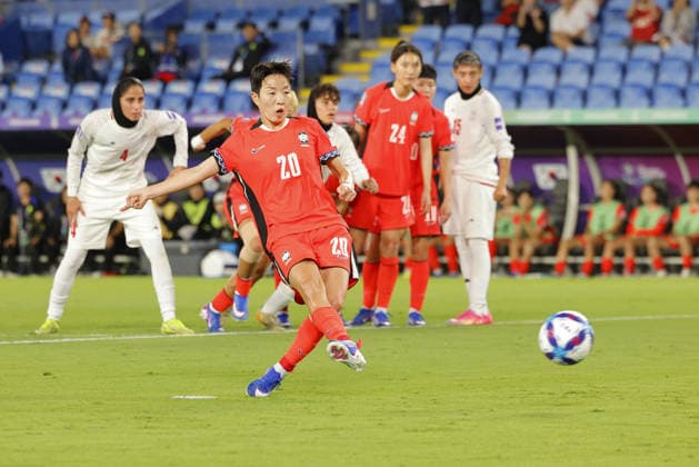 Kim Hye-Ri (20 Korea Republic) scores the team s second goal from the penalty spot during the Womens Asian Cup match between Korea Republic and Islamic Republic of Iran at the Gold Coast Stadium in Robina, Australia Copyright: xMatthewxStarlingx xSPPx Sportspressphoto_SPR99842