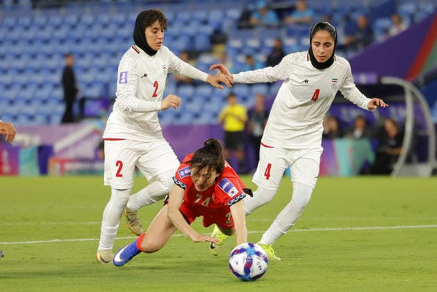 Lee Eun-Young (24 Korea Republic) wins a penalty kick from Atefeh Imani (2 IR Iran) and Melika Motevalli (4 IR Iran) during the Womens Asian Cup match between Korea Republic and Islamic Republic of Iran at the Gold Coast Stadium in Robina, Australia Copyright: xMatthewxStarlingx xSPPx Sportspressphoto_SPR99843