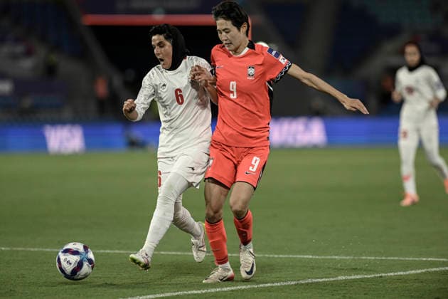 FuÃŸball, Frauen, Asien Cup, SÃ¼dkorea - Iran #4 2nd March 2026, Robina Stadium, Gold Coast, Queensland, Australia; AFC Women s Asian Cup, Iran versus South Korea; Zahra Sarbali of the Islamic Republic of Iran and Mun Eun-ju of Korea Republic compete for the ball  NigelxOwen