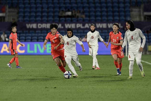 FuÃŸball, Frauen, Asien Cup, SÃ¼dkorea - Iran #4 2nd March 2026, Robina Stadium, Gold Coast, Queensland, Australia; AFC Women s Asian Cup, Iran versus South Korea; Zahra Sarbali of the Islamic Republic of Iran under pressure from Kim Shin-ji of Korea Republic  NigelxOwen