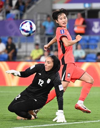 Fußball, Frauen, Asien Cup, Südkorea - Iran #4 SOCCER ASIAN CUP SOUTH KOREA IRAN, Maryam Yektaei of Islamic Republic of Iran (l) and Mun Eunju of Korea Republic during the AFC Women™s Asian Cup Group A match between South Korea and Iran at Robina Stadium on the Gold Coast, Monday, March 2, 2026. ( NO ARCHIVING, EDITORIAL USE ONLY GOLD COAST QUEENSLAND AUSTRALIA  Copyright: xDAVExHUNTx 20260303139251701322